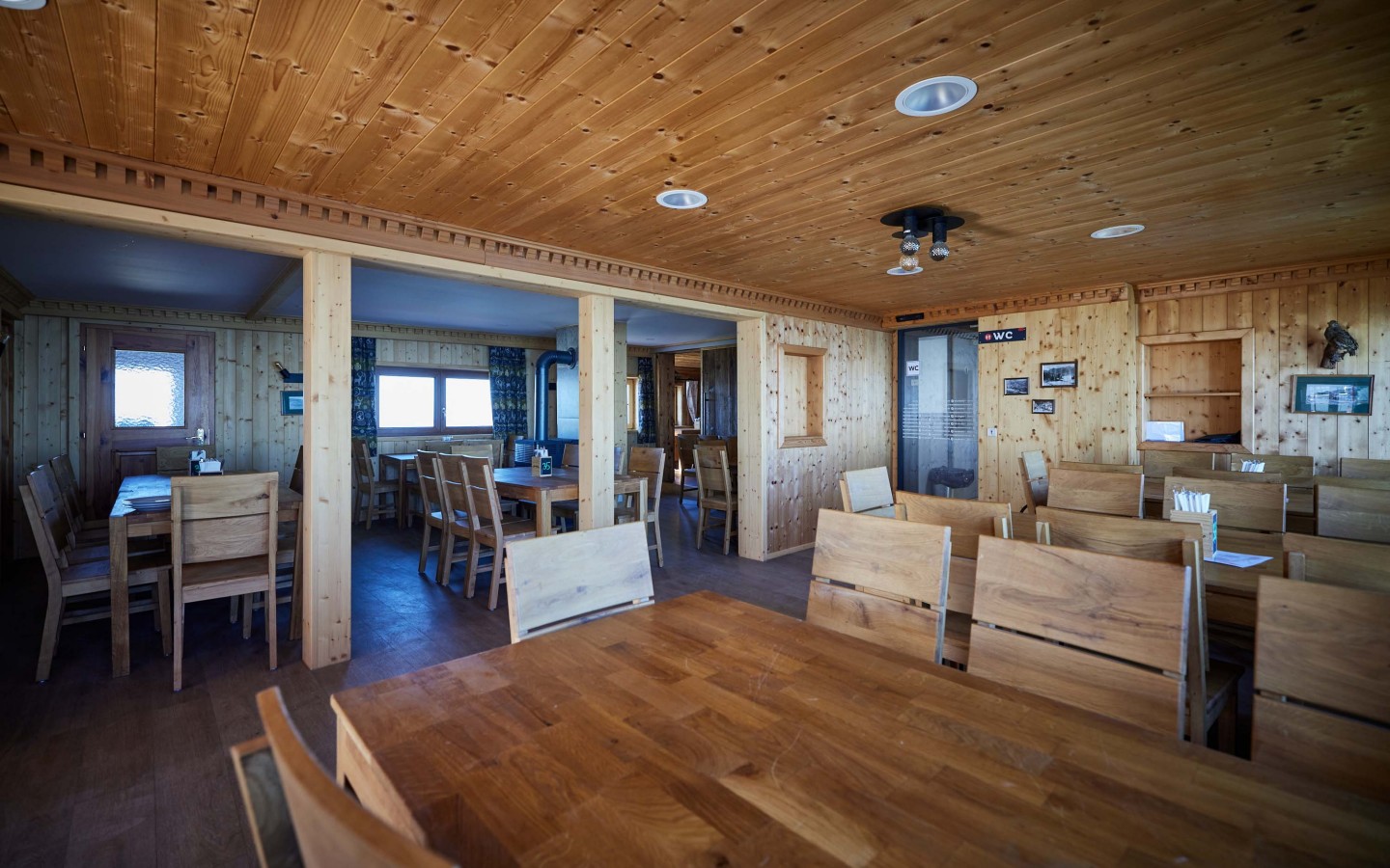 Stube mit Holzgarnituren