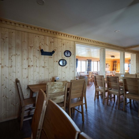 urige Stube in einer Berghütte