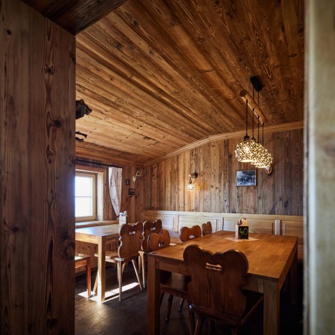 urige Stube in einer Berghütte