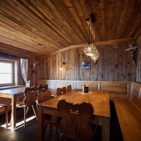 urige Stube in einer Berghütte