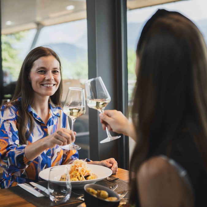 Abendessen im Restaurant des Erlebnisquartier, die Talstation der SchafbergBahn, in St. Wolfgang am Wolfgangsee.