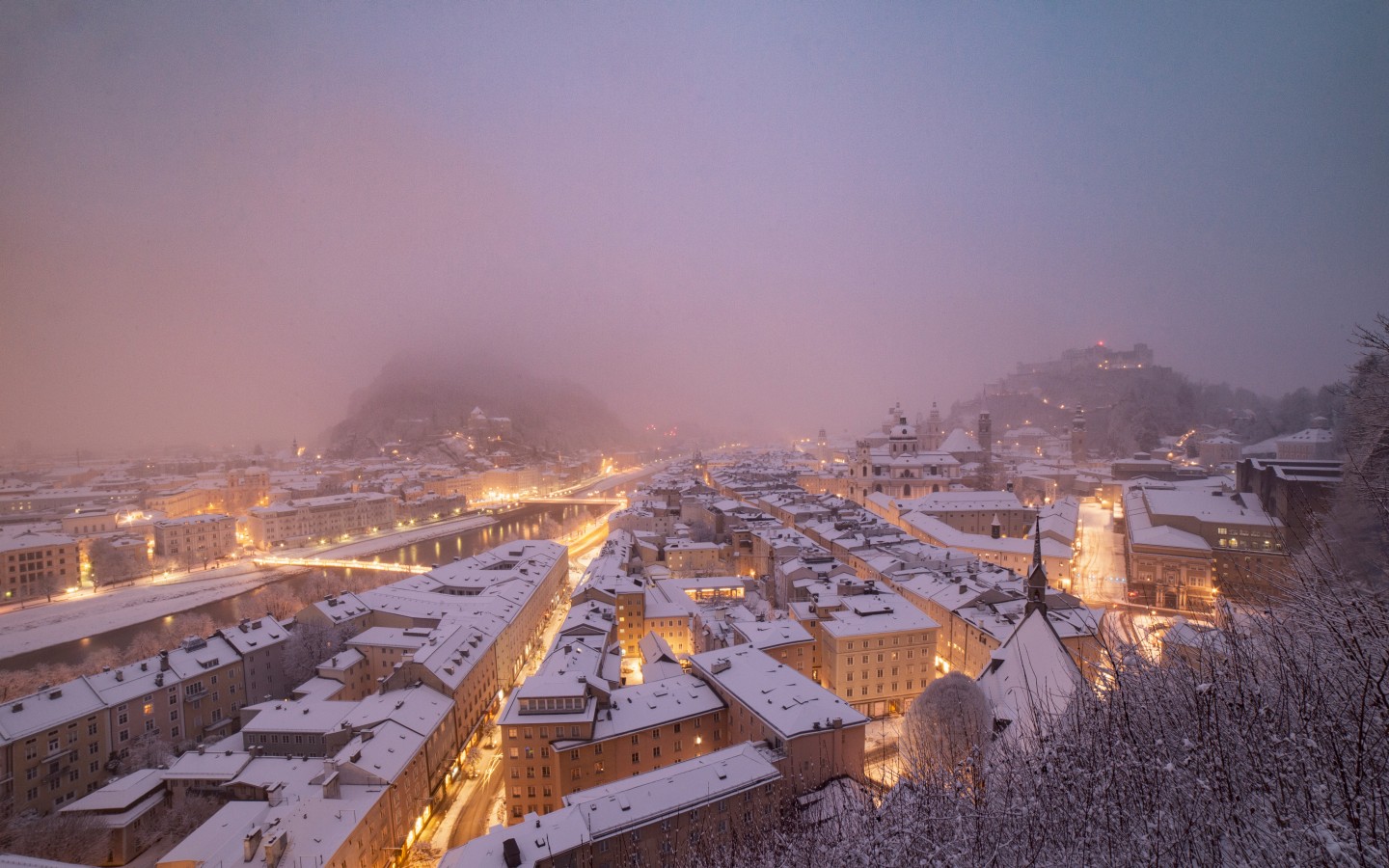 Blick über Salzburg Stadt im Winter 2021 vom Mönchsberg.