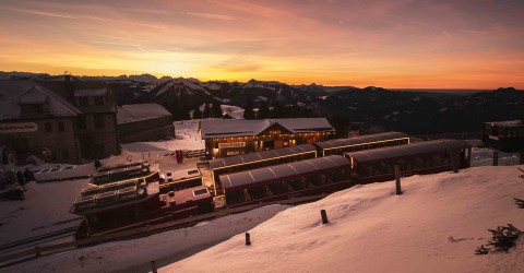 Unterwegs am Schafberg und entlang der Strecke der Schafbergbahn im Winter, zu Weihnachten, in Salzburg an der Grenze zu Oberösterreich. Salzkammergut, Österreich.