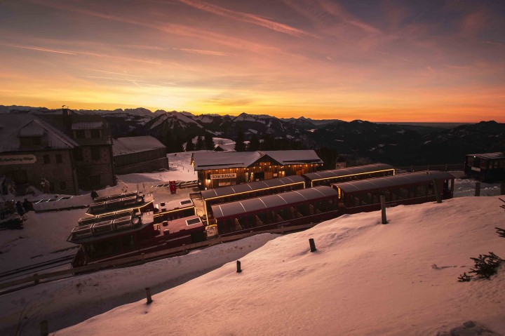 Sonnenuntergang auf der Schafbergalm mit der Weihnachtslok der SchafbergBahn 