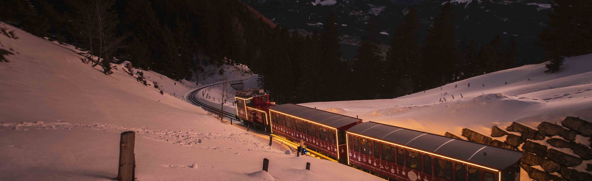 Unterwegs am Schafberg und entlang der Strecke der Schafbergbahn im Winter, zu Weihnachten, in Salzburg an der Grenze zu Oberösterreich. Salzkammergut, Österreich.
