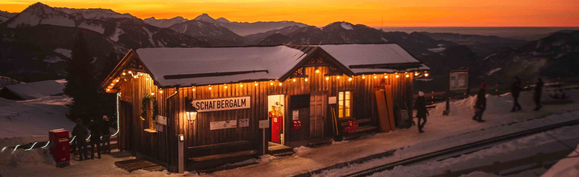Unterwegs am Schafberg und entlang der Strecke der Schafbergbahn im Winter, zu Weihnachten, in Salzburg an der Grenze zu Oberösterreich. Salzkammergut, Österreich.