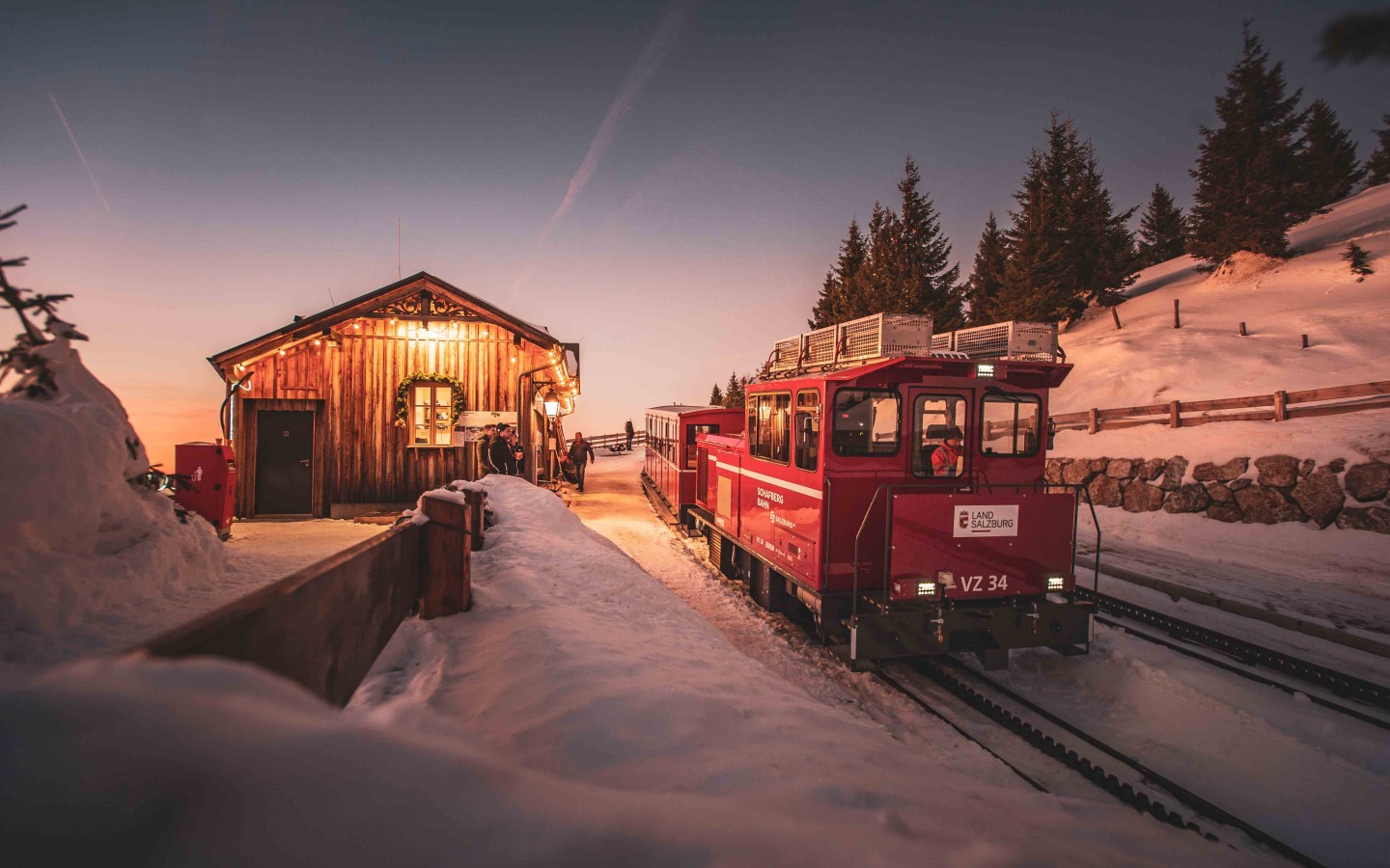 Unterwegs am Schafberg und entlang der Strecke der Schafbergbahn im Winter, zu Weihnachten, in Salzburg an der Grenze zu Oberösterreich. Salzkammergut, Österreich.