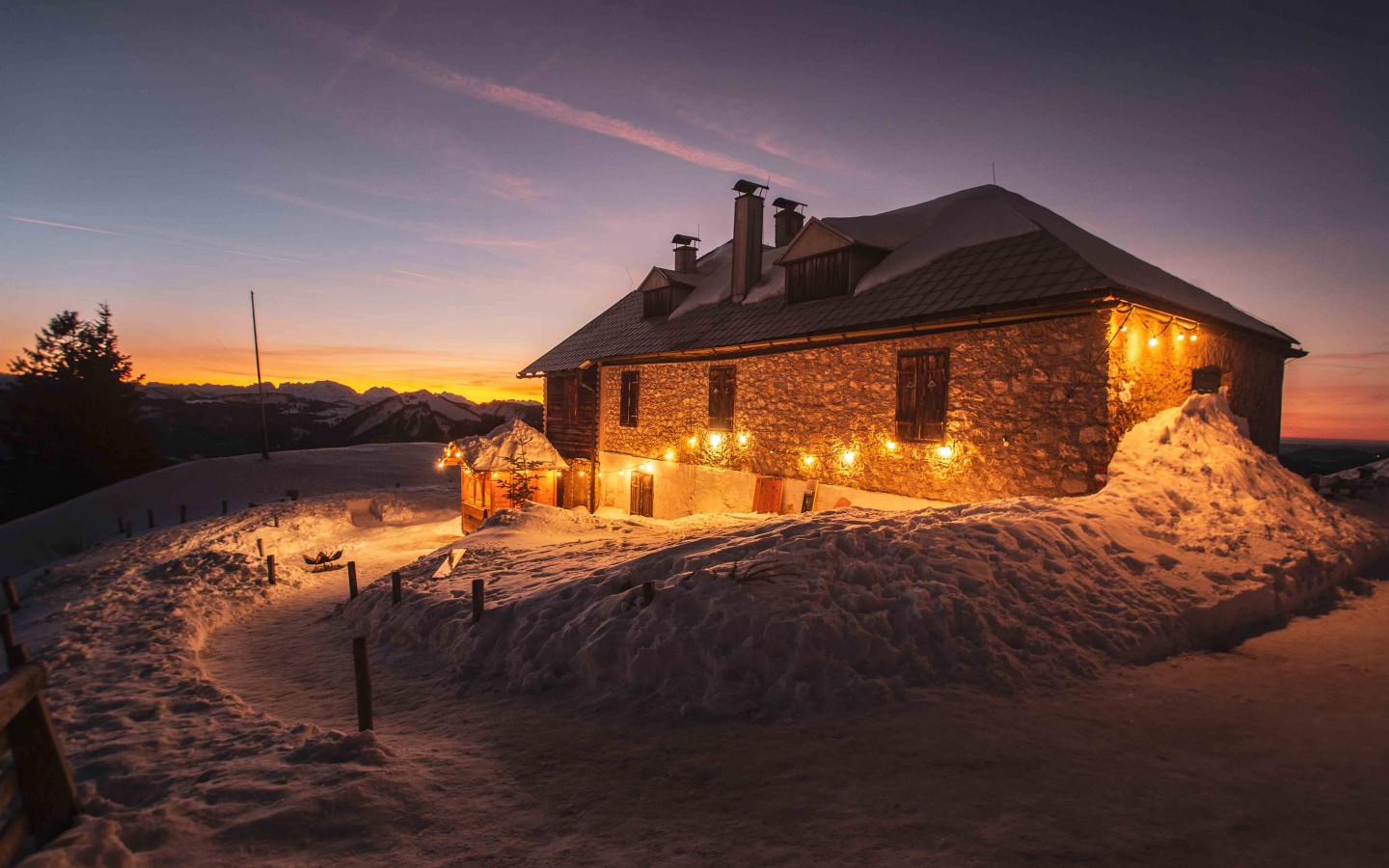 Unterwegs am Schafberg und entlang der Strecke der Schafbergbahn im Winter, zu Weihnachten, in Salzburg an der Grenze zu Oberösterreich. Salzkammergut, Österreich.