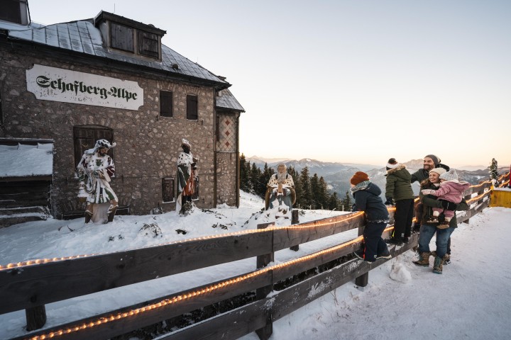  Schafbergalm. Eine Familie ist auf dem Weg zum Gasthof Schafberg-Alpe