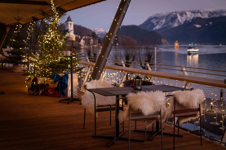 Weihnachten am Wolfgangsee. Blick von der Terrasse des EQs auf den Wolfgangsee mit Schiff