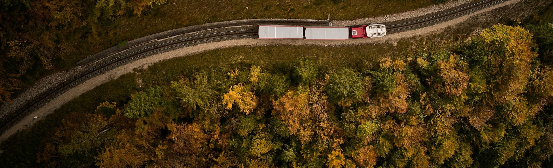 Zwei Freundinnen stehen auf der Seeterrasse mit Blick auf den Wolfgangsee