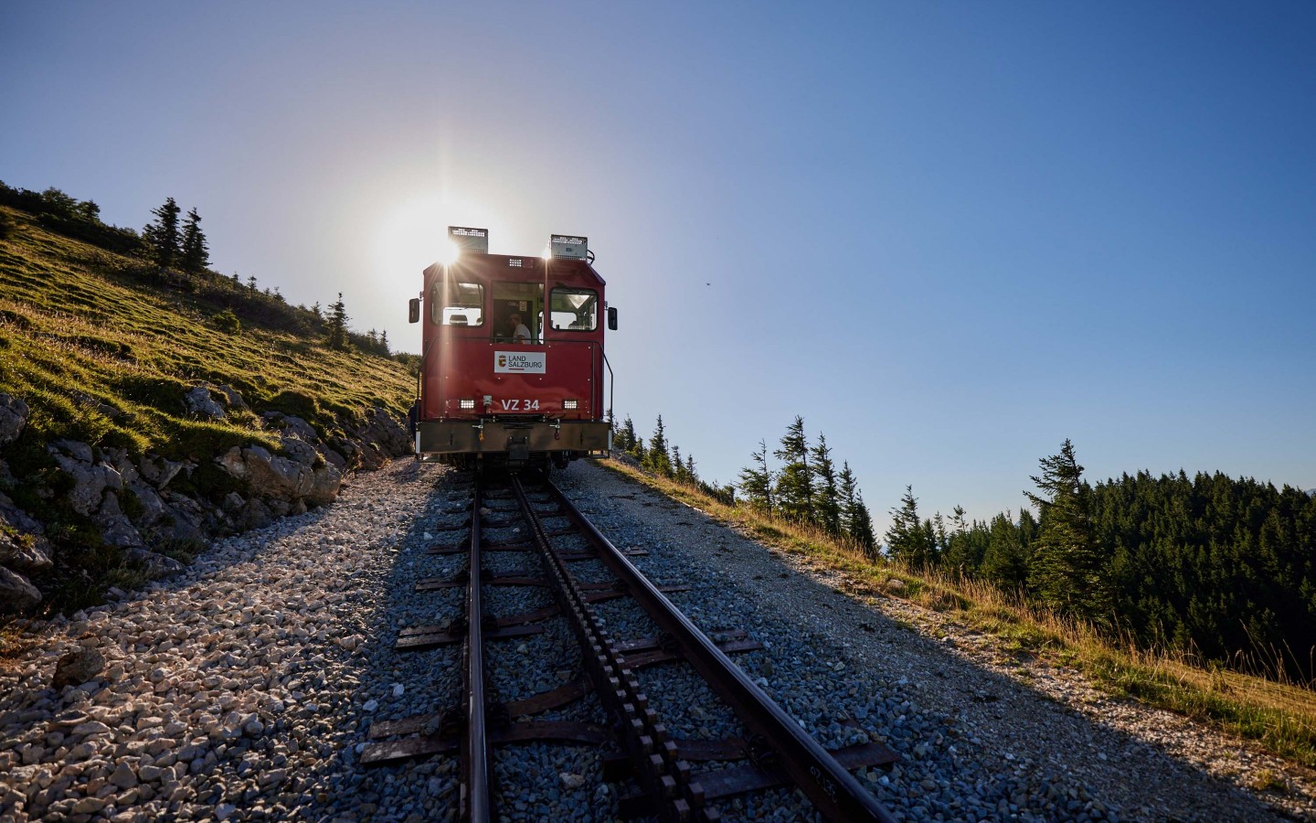 SchafbergBahn an einem sonnigen Tag mit blauem Himmel auf dem Weg zum Gipfel