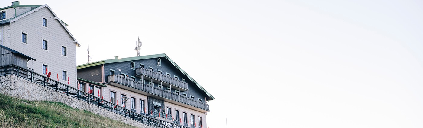 Drei Musiker in Tracht vor dem Wolfgangsee
