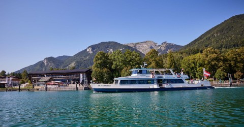 MS Salzkammergut im Frühling auf dem Wolfgangsee im Hintergrund sieht man das ErlebnisQuartier und den Schafberg.